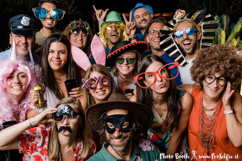 Cabina foto con accessori divertenti — props, maschere e gadget per il photo booth