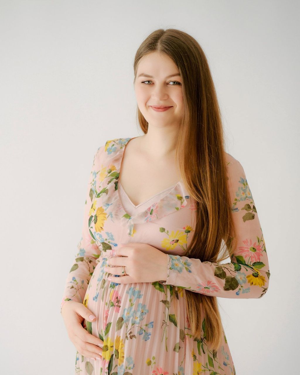 Mamma in dolce attesa con sorriso e pancione — foto premaman in studio Roma