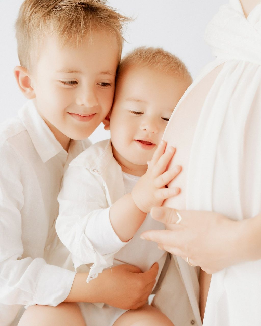 Mamma incinta con figli Roma — pancione studio bianco
