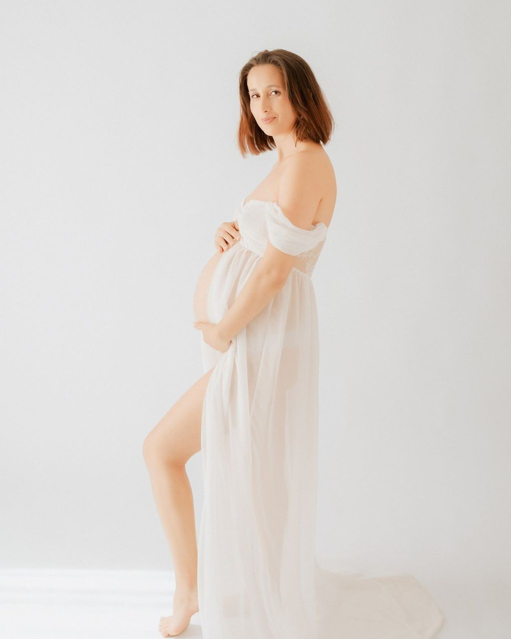 Foto premaman in studio bianco — mamma in dolce attesa Roma