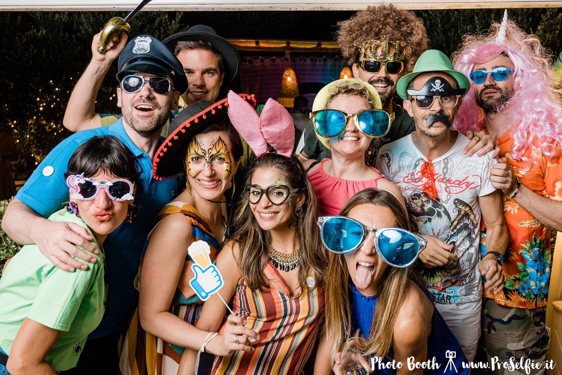 Photo booth divertimento al matrimonio — invitati con accessori e props, Scatti D'Emozione Roma